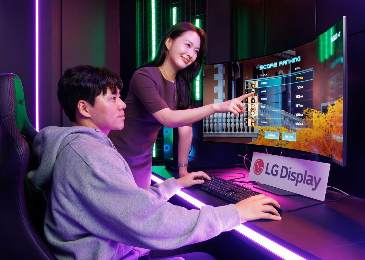▲7일 서울 코엑스에서 열린 'K-디스플레이 2025' 전시회에서 LG디스플레이 임직원이 45인치 5K2K 게이밍 OLED를 소개하고 있다. (사진제공-LG디스플레이)