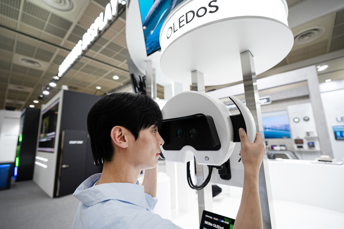 ▲삼성디스플레이가 'K-디스플레이 2025'에서 선보인 1.3형 4,000PPI 해상도(10,000니트)의 양안 화이트(W) 올레도스 제품 (사진제공-삼성디스플레이)