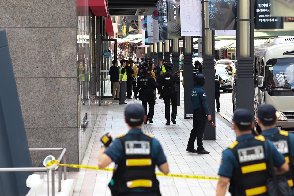 ▲ 5일 서울 중구 명동 신세계백화점 본점에 폭발물을 설치했다는 협박 글이 인터넷 커뮤니티에 올라와 신고받고 출동한 경찰이 수색하고 있다.  (연합뉴스)