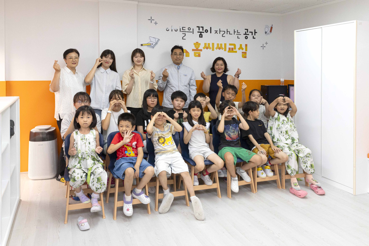 ▲홈씨씨교실 8호점에서 아동들과 관계자들이 기념촬영을 하고 있다. (사진제공=KCC글라스)