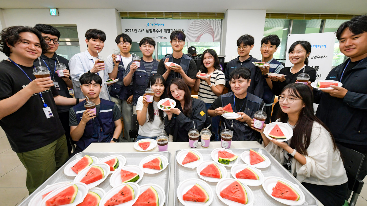 ▲현대모비스가 경남 양산시에 위치한 성우하이텍 양산공장을 방문해 계절과일과 커피차를 증정했다. 올해 A/S 공급 우수협력사 격려 행사는 9일까지 전국 200개 협력사를 대상으로 계속된다. (사진=현대모비스)