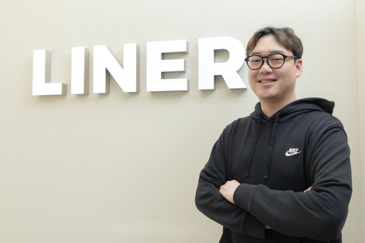 ▲라이너 김진우 대표가 지난달 31일 서울시 마포구에 위치한 라이너 본사에서 본지와 인터뷰를 진행하기 전 기념사진을 촬영했다. (사진제공=라이너)