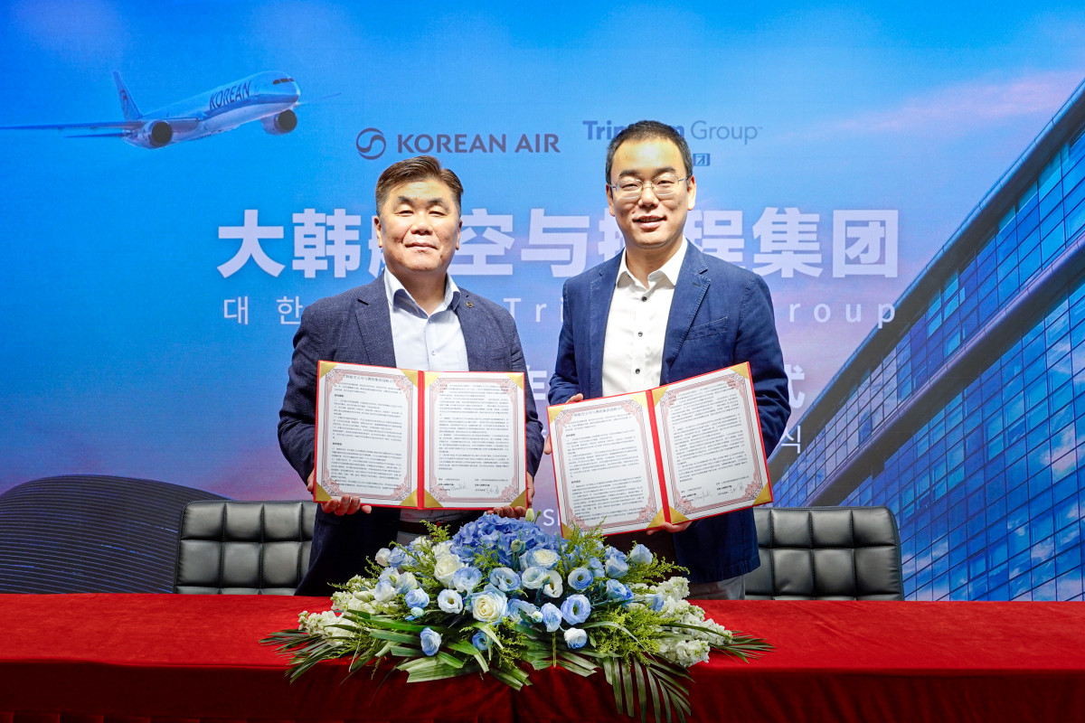 ▲협약식에 참석한 박요한 대한항공 중국지역본부장(왼쪽)과 장용(Zhang Yong) 트립닷컴 그룹 항공권 사업부 CEO가 기념 촬영을 하고 있는 모습. (사진=대한항공)