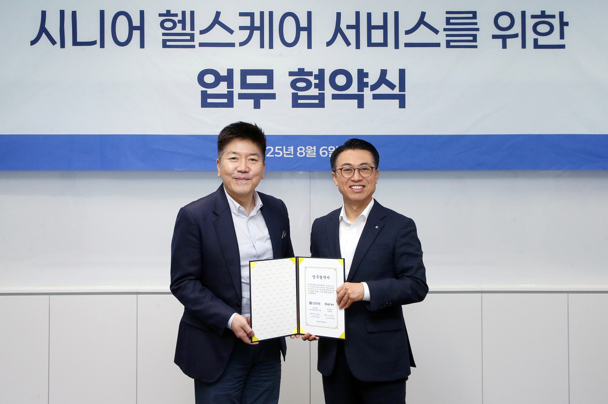 ▲전일 서울 여의도 소재 GC케어 본사에서 GC케어와 시니어 헬스케어 서비스를 위한 업무협약을 체결하고 강대오 신한은행 자산관리솔루션그룹장(오른쪽)과 김진태 GC케어 대표가 기념촬영하는 모습 (사진제공=신한은행)