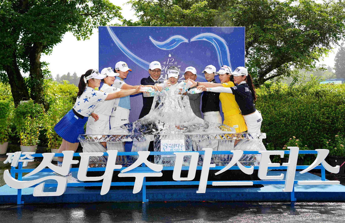 ▲7일 제주 사이프러스 골프앤리조트에서 백경훈(왼쪽에서 네번째) 제주특별자치도개발공사 사장과 선수들이 합수식을 진행하고 있다. (사진제공=제주특별자치도개발공사)