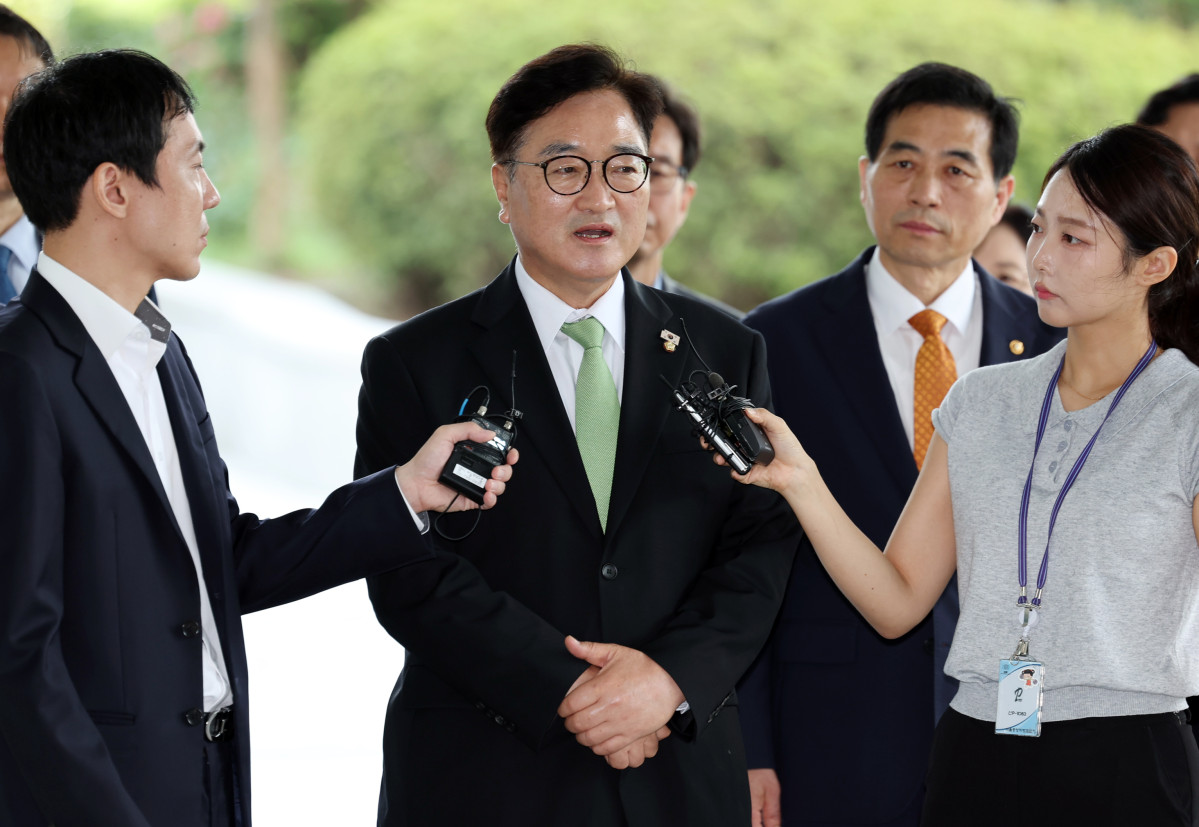 ▲우원식 국회의장이 7일 오전 서울 서초구 서울고검에 마련된 내란특검 사무실에 참고인 조사를 받기 위해 출석하며 발언하고 있다.  (뉴시스)