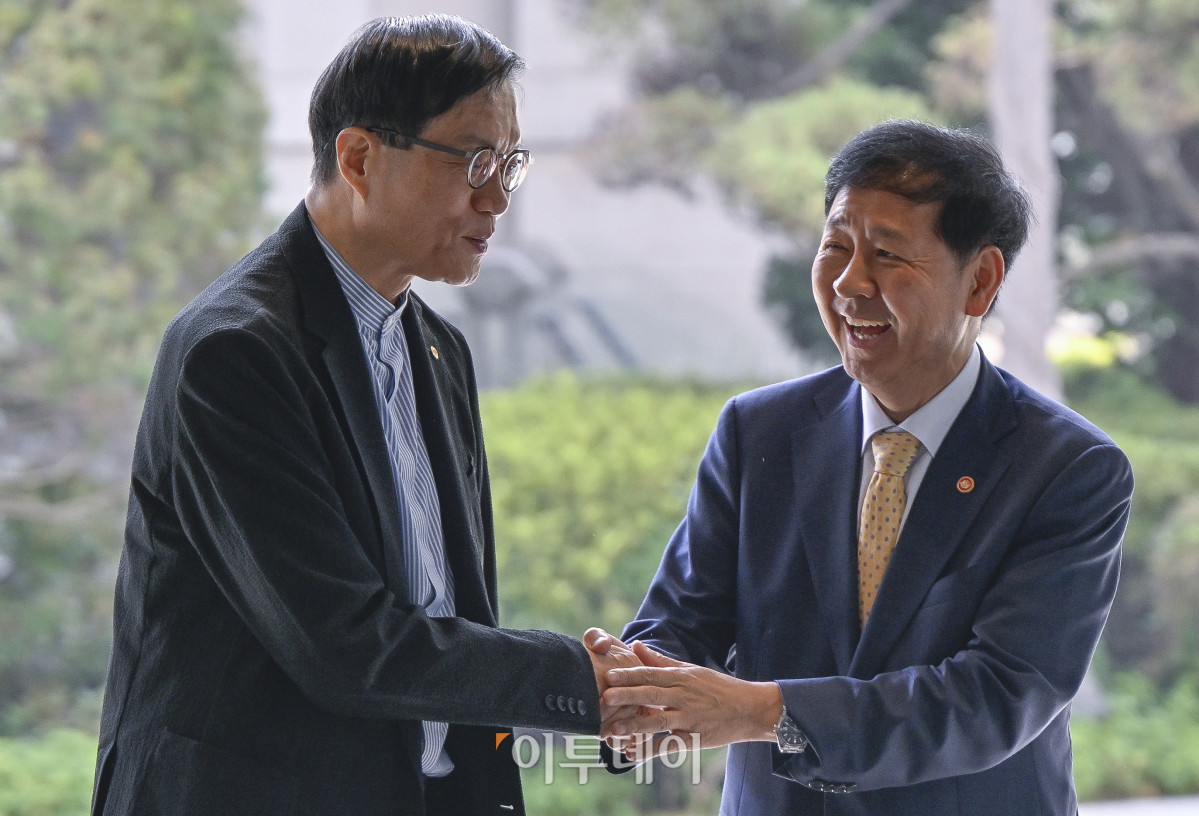 ▲이창용(왼쪽) 한국은행 총재가 7일 서울 중구 한국은행에서 구윤철 경제부총리 겸 기획재정부 장관을 접견하고 있다. 조현호 기자 hyunho@