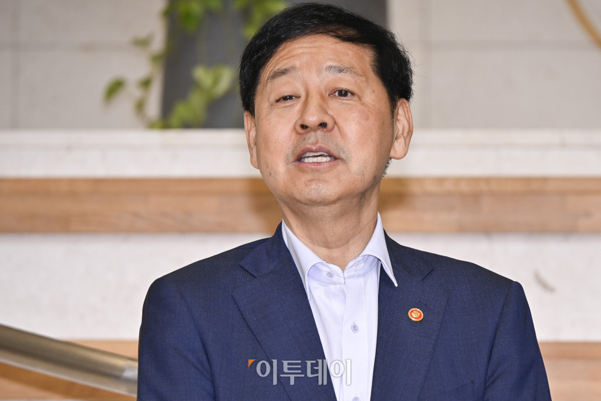 ▲구윤철 경제부총리 겸 기획재정부 장관이 7일 서울 중구 한국은행에서 이창용 한국은행 총재와 만나 발언을 하고 있다. 조현호 기자 hyunho@