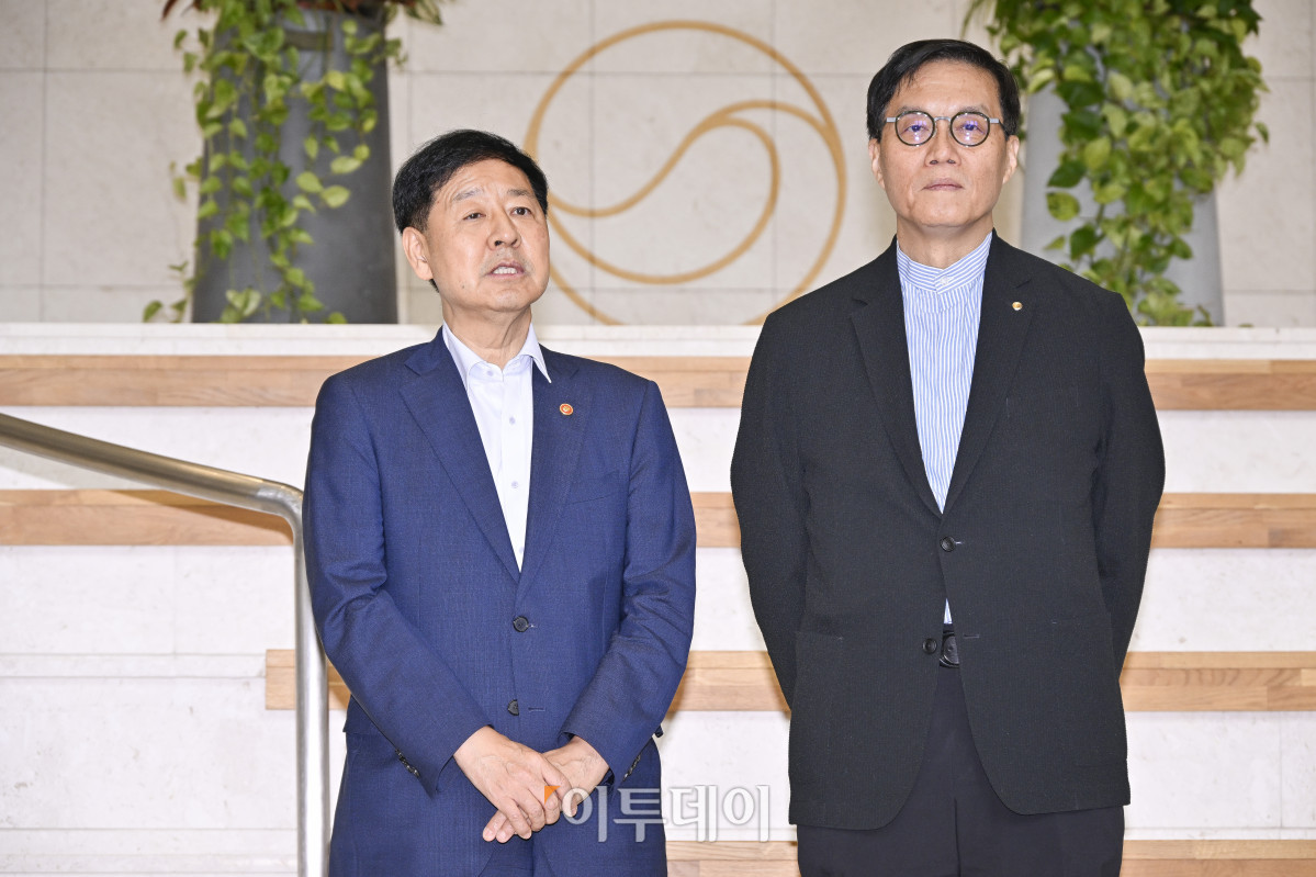 ▲구윤철 경제부총리 겸 기획재정부 장관이 7일 서울 중구 한국은행에서 이창용 한국은행 총재와 만나 발언을 하고 있다. 조현호 기자 hyunho@