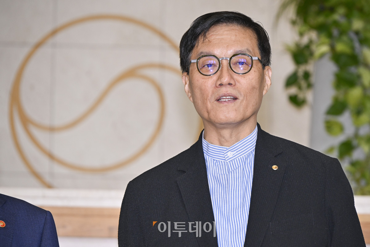 ▲이창용 한국은행 총재가 7일 서울 중구 한국은행에서 구윤철 경제부총리 겸 기획재정부 장관을 만나 발언을 하고 있다. 조현호 기자 hyunho@
