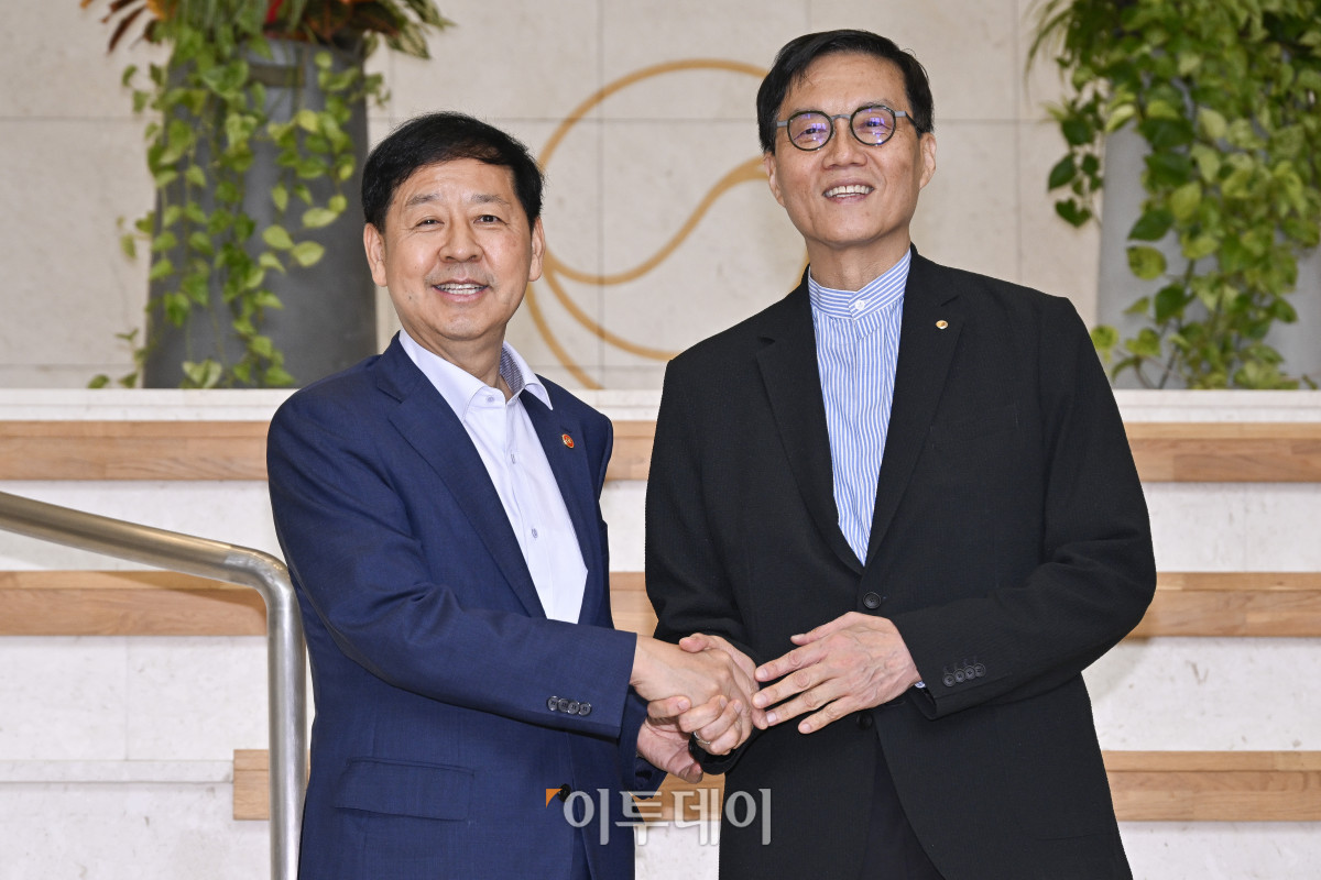 ▲구윤철(왼쪽) 경제부총리 겸 기획재정부 장관과 이창용 한국은행 총재가 7일 서울 중구 한국은행에서 악수를 하고 있다. 조현호 기자 hyunho@