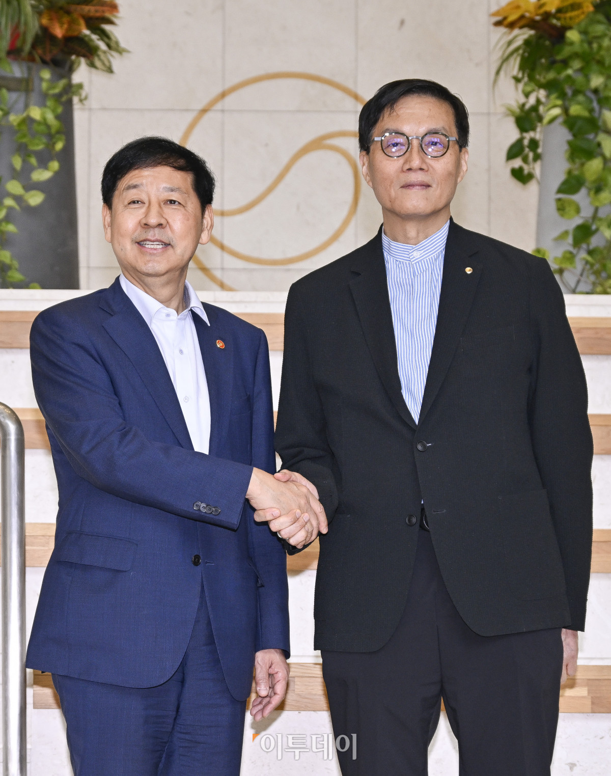 ▲구윤철(왼쪽) 경제부총리 겸 기획재정부 장관과 이창용 한국은행 총재가 7일 서울 중구 한국은행에서 악수를 하고 있다. 조현호 기자 hyunho@