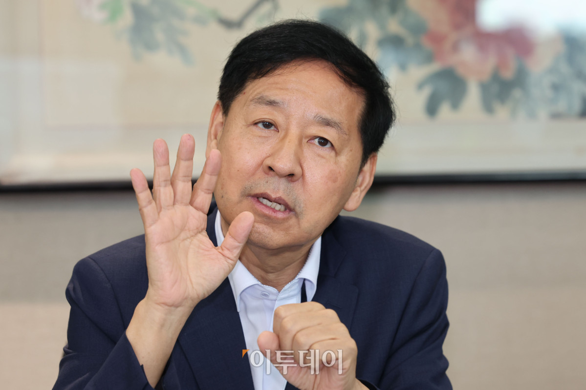 ▲구윤철 경제부총리 겸 기획재정부 장관이 7일 서울 중구 한국은행에서 이창용 한은 총재를 만나 대화를 나누고 있다. 조현호 기자 hyunho@