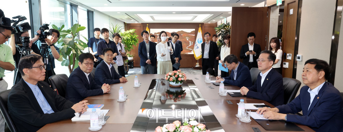 ▲이창용 한국은행 총재가 7일 서울 중구 한국은행에서 구윤철 경제부총리 겸 기획재정부 장관을 만나 대화를 나누고 있다. 조현호 기자 hyunho@