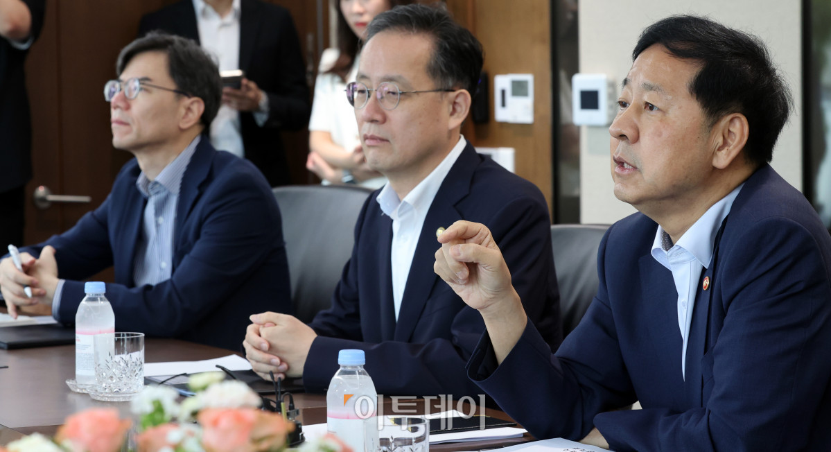 ▲구윤철 경제부총리 겸 기획재정부 장관이 7일 서울 중구 한국은행에서 이창용 한은 총재를 만나 대화를 나누고 있다. 조현호 기자 hyunho@