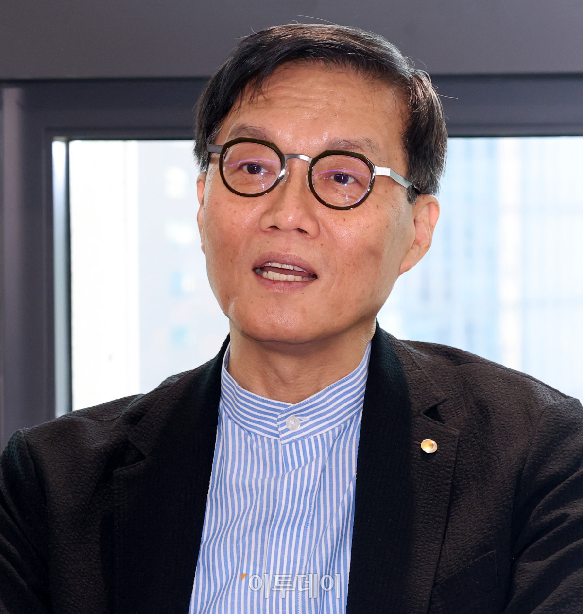 ▲이창용 한국은행 총재가 7일 서울 중구 한국은행에서 구윤철 경제부총리 겸 기획재정부 장관을 만나 대화를 나누고 있다. 조현호 기자 hyunho@