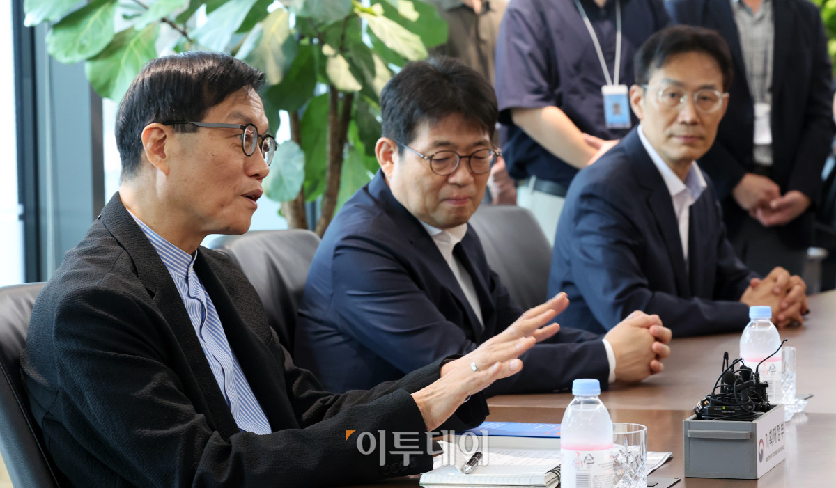▲이창용 한국은행 총재가 7일 서울 중구 한국은행에서 구윤철 경제부총리 겸 기획재정부 장관을 만나 대화를 나누고 있다. 조현호 기자 hyunho@