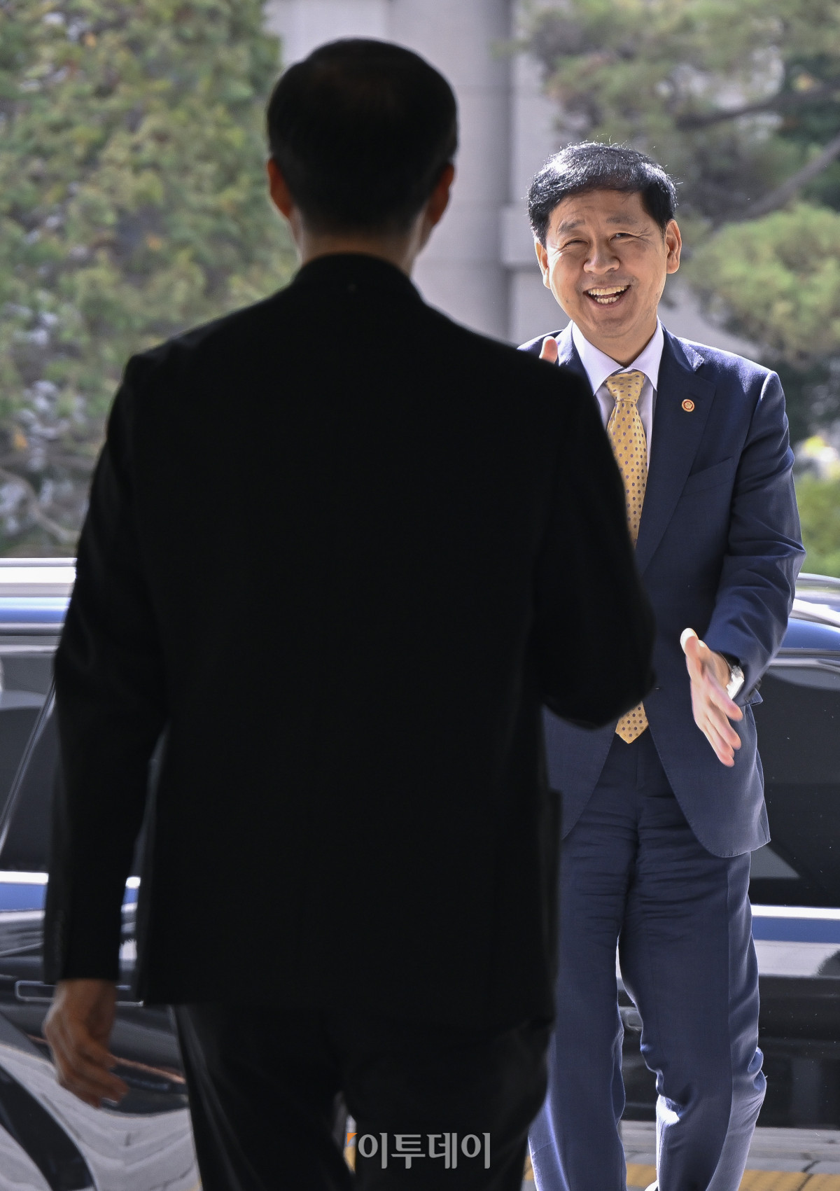 ▲이창용(왼쪽) 한국은행 총재가 7일 서울 중구 한국은행에서 구윤철 경제부총리 겸 기획재정부 장관을 접견하고 있다. 조현호 기자 hyunho@