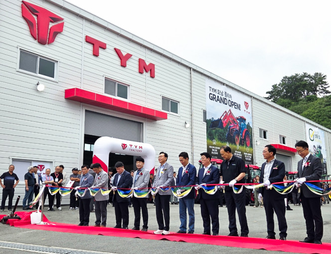 ▲TYM은 6일 '호남 플라자'를 오픈하고 기념행사를 개최했다. (왼쪽에서 다섯 번째부터 윤병태 나주시장, 김도훈 TYM 대표이사, 이재남 나주시의장) (사진제공=TYM)
