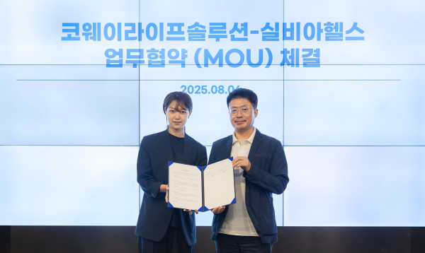 ▲지난 6일 서울 구로구 지타워 코웨이라이프솔루션 본사에서 열린 협약식에서 김명곤 코웨이라이프솔루션 대표이사(오른쪽)와 고명진 실비아헬스 대표이사가 기념 촬영을 하고 있다. (사진제공=코웨이)