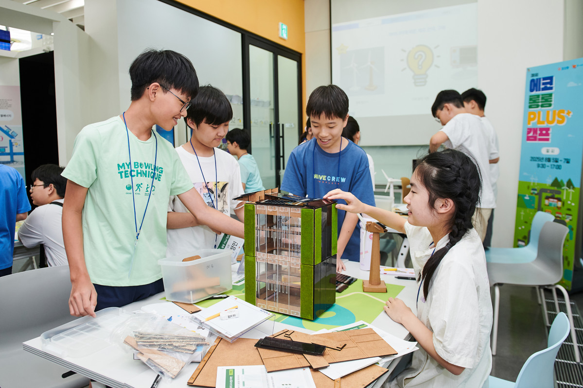 ▲코오롱그룹의 비영리 재단법인 '꽃과어린왕자'가 진행한 '제9회 에코 롱롱 Plus 캠프'에서 참가 학생들이 직접 친환경 빌딩과 도시를 설계해 보고 있다. (사진= 코오롱그룹)