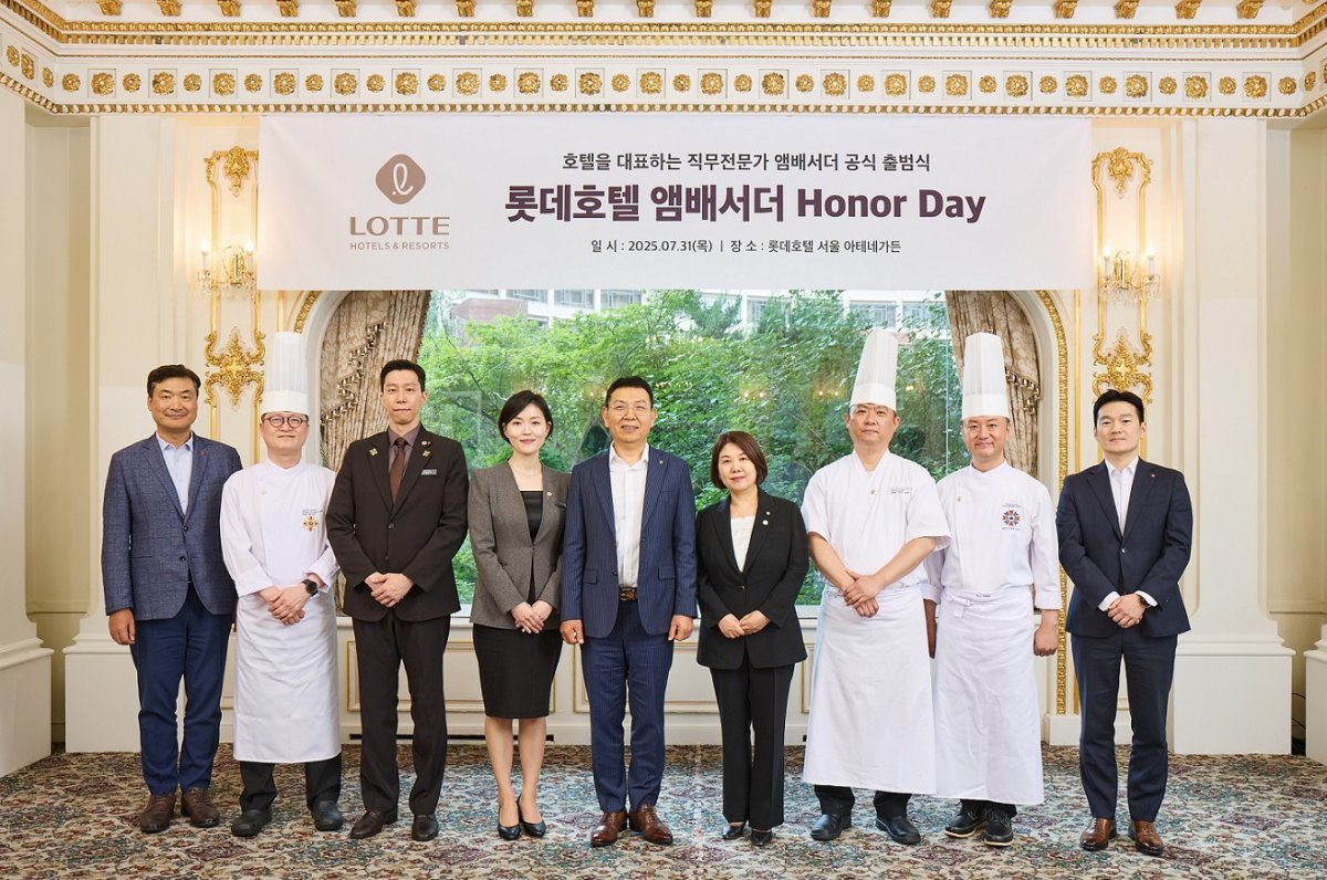 ▲7월 31일 열린 롯데호텔앤리조트 앰배서더 공식 출범식에서 정호석 대표이사(사진 가운데)와 임직원 앰배서더들이 기념사진을 찍고 있다. (사진제공=롯데호텔앤리조트)