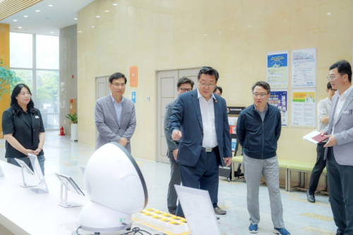 ▲저출산고령사회위원회 주형환 부위원장(가운데)과 관계자들이 성남시니어산업혁신센터를 방문하고 있다.(성남시)