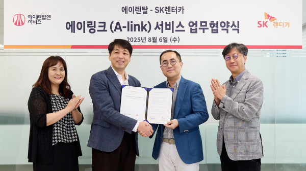 ▲SK렌터카와 에이렌탈앤서비스가 6일 오전 서울 강서구 에이렌탈 본사에서 이륜차 전용 관제 솔루션 협업을 위한 업무 협약을 체결하고 기념촬영을 하고 있다. 왼쪽부터 에이렌탈앤서비스 강선영 렌탈사업본부장, 이상윤 대표이사, SK렌터카 이정환 대표이사, 김진식 렌탈본부장. (사진제공=SK렌터카)