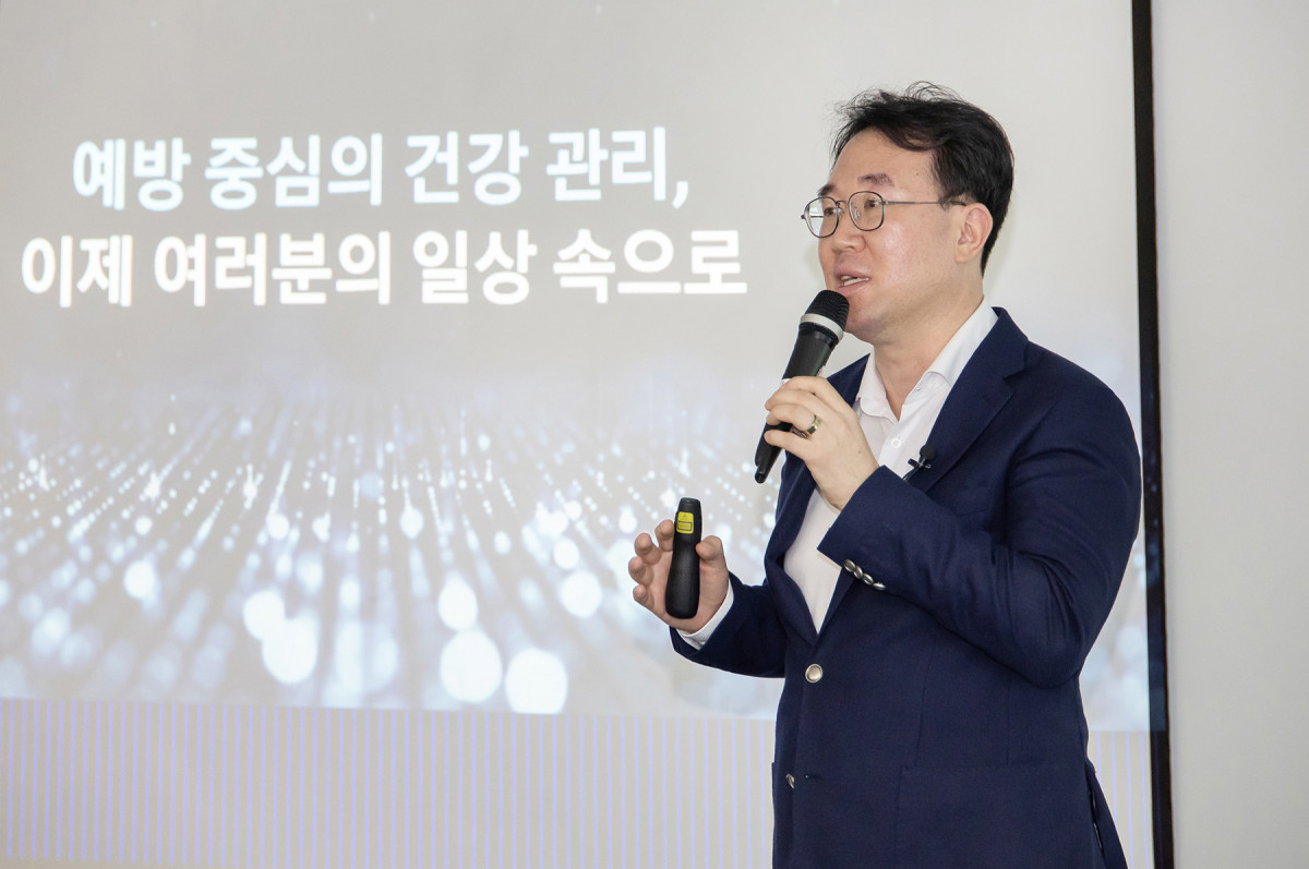 ▲7일 서울 중구 삼성전자 기자실에서 삼성전자 MX사업부 헬스 하드웨어 개발그룹장 최종민 상무가 '갤럭시 워치8 시리즈'의 센서에 대해 미디어 브리핑을 진행하는 모습  (사진제공=삼성전자)