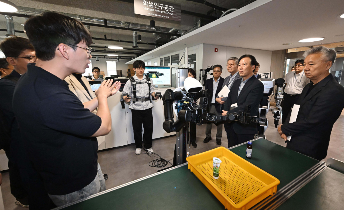 ▲정태호 국정기획위원회 경제1분과 위원장이 7일 서울 관악구 서울대 AI연구원에서 열린 국정위 ‘기술과 아이디어로 혁신하는 우리곁의 AI 클러스터’ 현장방문 행사에서 원격조종을 통한 데이터수집 및 모방학습 추론 시연을 살펴보고 있다. 신태현 기자 holjjak@
