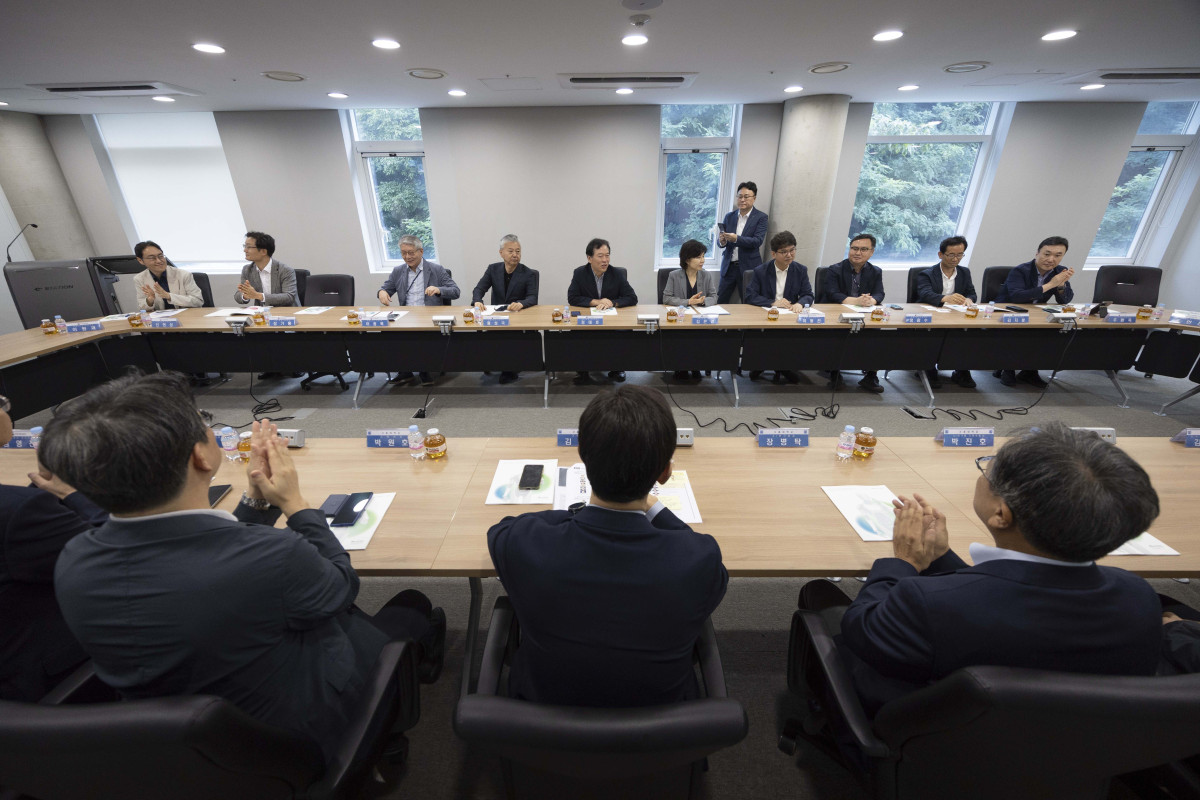 ▲정태호 국정기획위원회 경제1분과 위원장이 7일 서울 관악구 서울대 해동첨단공학관에서 열린 국정위 ‘기술과 아이디어로 혁신하는 우리곁의 AI 클러스터’ 현장방문 행사에 참석해 서울대 AI 연구원들과의 소개행사에서 인사말을 하고 있다. 신태현 기자 holjjak@