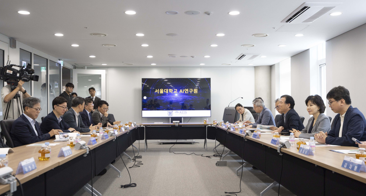 ▲정태호 국정기획위원회 경제1분과 위원장이 7일 서울 관악구 서울대 해동첨단공학관에서 열린 국정위 ‘기술과 아이디어로 혁신하는 우리곁의 AI 클러스터’ 현장방문 행사에 참석해 서울대 AI 연구원들과의 소개행사에서 인사말을 하고 있다. 신태현 기자 holjjak@