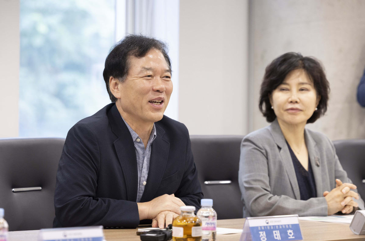 ▲정태호 국정기획위원회 경제1분과 위원장이 7일 서울 관악구 서울대 해동첨단공학관에서 열린 국정위 ‘기술과 아이디어로 혁신하는 우리곁의 AI 클러스터’ 현장방문 행사에 참석해 서울대 AI 연구원들과의 소개행사에서 인사말을 하고 있다. 신태현 기자 holjjak@