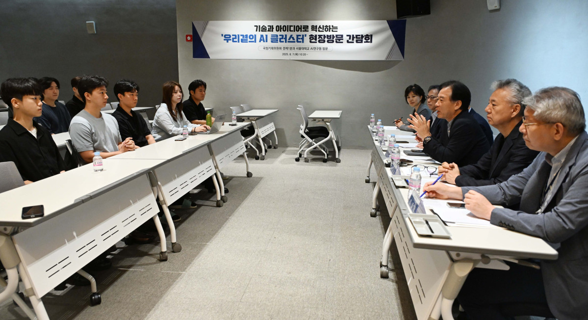 ▲정태호 국정기획위원회 경제1분과 위원장과 위원들이 7일 서울 관악구 서울대 AI연구원에서 열린 국정위 ‘기술과 아이디어로 혁신하는 우리곁의 AI 클러스터’ 현장방문 행사에서 연구원·대학원생들과 대담하고 있다. 신태현 기자 holjjak@