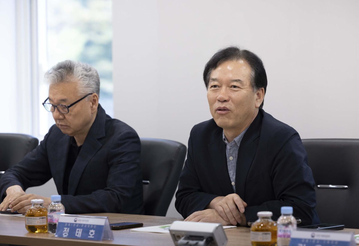 ▲정태호 국정기획위원회 경제1분과 위원장이 7일 서울 관악구 서울대 해동첨단공학관에서 열린 국정위 ‘기술과 아이디어로 혁신하는 우리곁의 AI 클러스터’ 현장방문 행사에 참석해 서울대 AI 연구원들과의 소개행사에서 인사말을 하고 있다. 신태현 기자 holjjak@