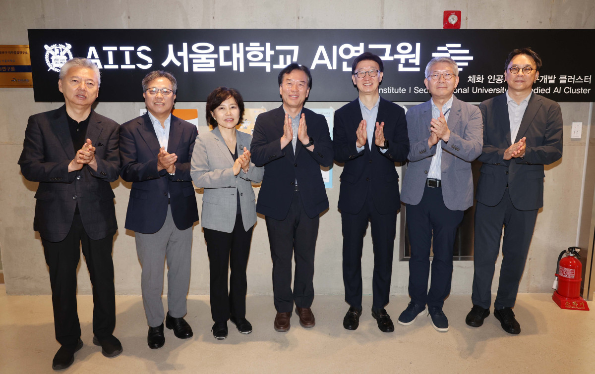 ▲정태호 국정기획위원회 경제1분과 위원장 등이 7일 서울 관악구 서울대 해동첨단공학관에서 열린 국정위 ‘기술과 아이디어로 혁신하는 우리곁의 AI 클러스터’ 현장방문 행사에서 AI로봇 시연 참관에 앞서 기념촬영을 하고 있다. 사진 왼쪽부터 홍성국 국정위 기획위원, 장병탁 서울대 AI연구원장, 김은경 국정위 기획위원, 정 위원장, 김준기 서울대 기획부총장, 이종욱 국정위 기획위원, 박원호 서울대 기획처장. 신태현 기자 holjjak@