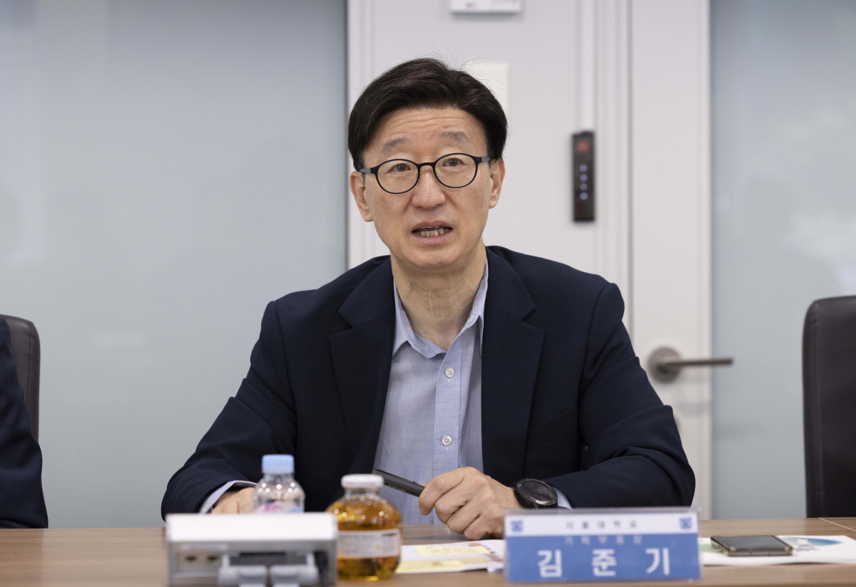 ▲김준기 서울대 기획부총장이 7일 서울 관악구 서울대 해동첨단공학관에서 열린 국정위 ‘기술과 아이디어로 혁신하는 우리곁의 AI 클러스터’ 현장방문 행사에 참석해 서울대 AI 연구원들과의 소개행사에서 인사말을 하고 있다. 신태현 기자 holjjak@