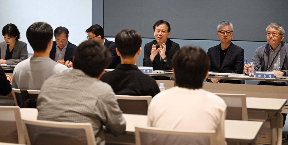 ▲정태호 국정기획위원회 경제1분과 위원장과 위원들이 7일 서울 관악구 서울대 AI연구원에서 열린 국정위 ‘기술과 아이디어로 혁신하는 우리곁의 AI 클러스터’ 현장방문 행사에서 연구원·대학원생들과 대담하고 있다. 신태현 기자 holjjak@