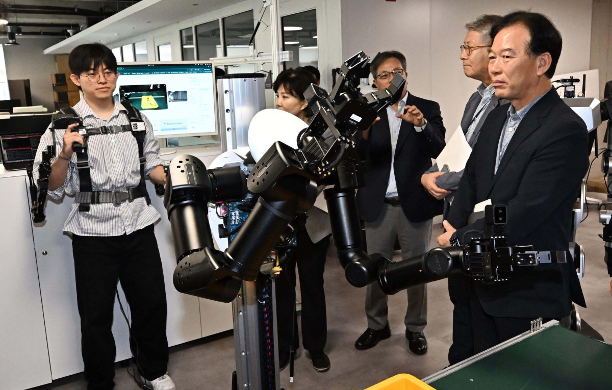 ▲정태호 국정기획위원회 경제1분과 위원장이 7일 서울 관악구 서울대 AI연구원에서 열린 국정위 ‘기술과 아이디어로 혁신하는 우리곁의 AI 클러스터’ 현장방문 행사에서 원격조종을 통한 데이터수집 및 모방학습 추론 시연을 살펴보고 있다. 신태현 기자 holjjak@