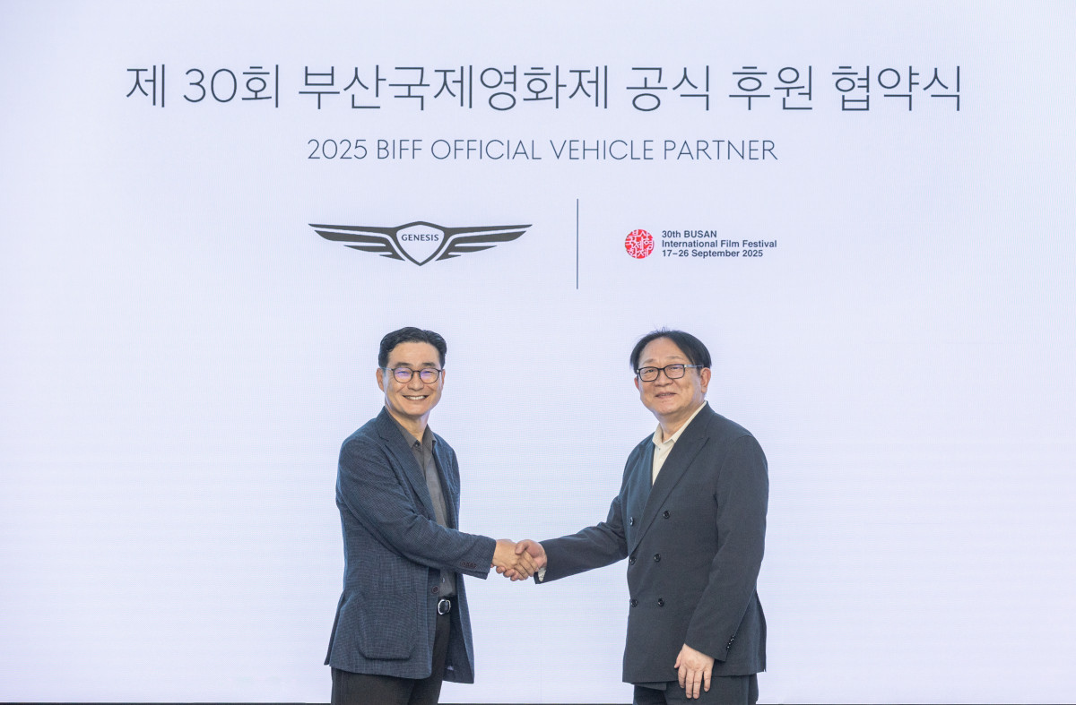 ▲제네시스는 7일 현대차 강남대로 사옥에서 현대차 국내사업본부장 정유석 부사장, 국내상품마케팅사업부장 조원상 상무, 국내마케팅실장 이철민 상무, 부산국제영화제 박광수 이사장 등 주요 관계자들이 참석한 가운데 '제네시스-제30회 부산국제영화제 후원 협약식'을 진행했다. (사진=제네시스)