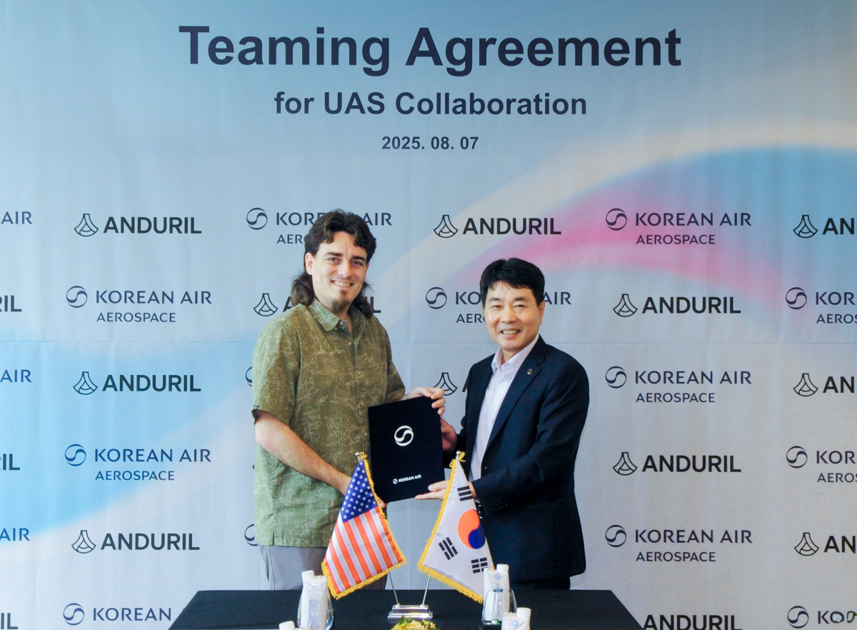 ▲협약식에 참석한 임진규 대한항공 항공우주사업본부장(오른쪽)과 팔머 럭키 안두릴 창업자(왼쪽)가 기념촬영을 하는 모습.  (사진=대한항공)