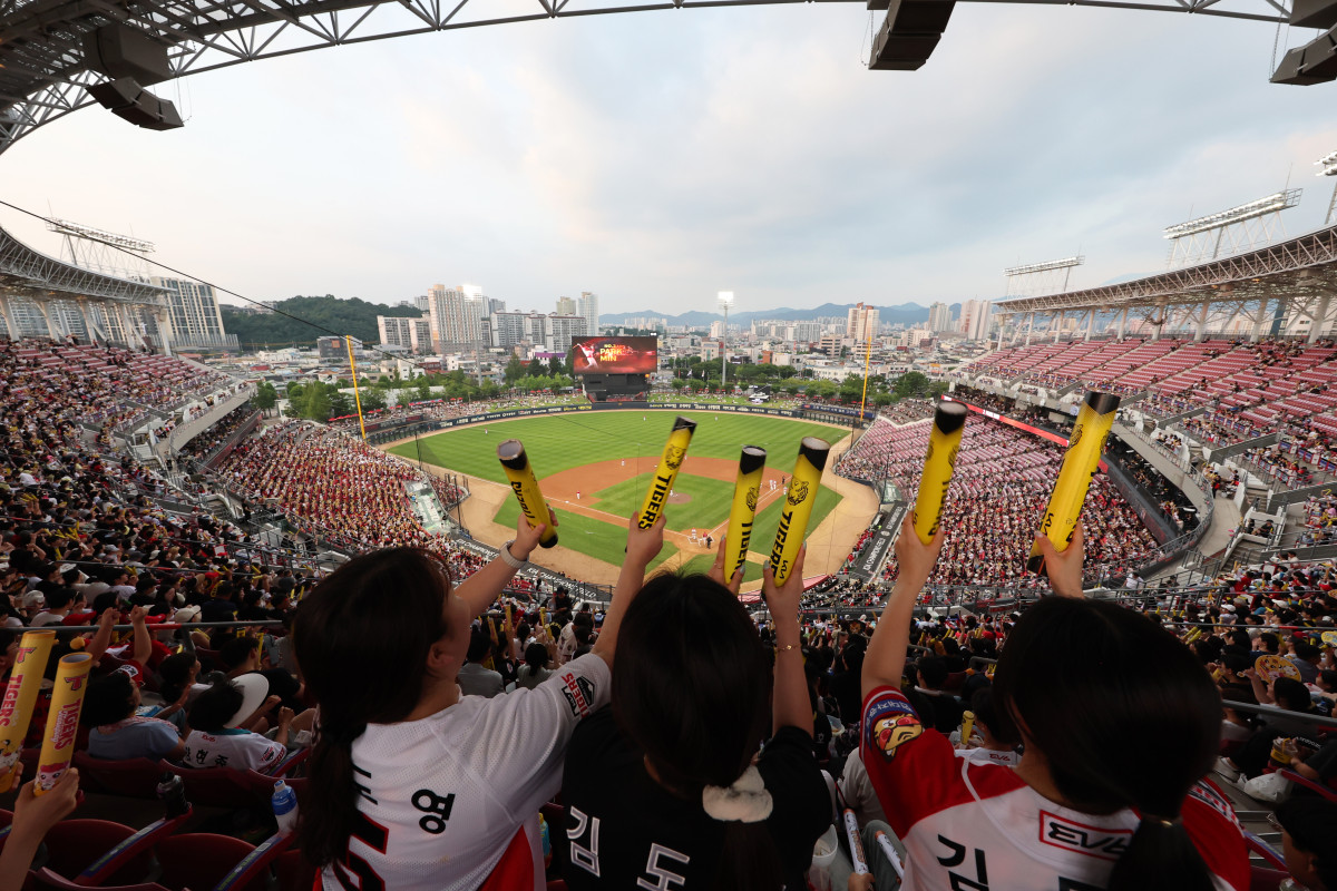 ▲지난달 2일 광주기아챔피언스필드에서 열린 프로야구 SSG 랜더스와 KIA 타이거즈의 경기. 무더위에도 불구하고 관중석을 메운 야구팬들이 응원전을 펼치고 있다. 이날 5개 구장에 7만6723명의 관중이 입장해 역대 최초 전반기 및 역대 최소경기 700만 관중을 달성했다. (연합뉴스)