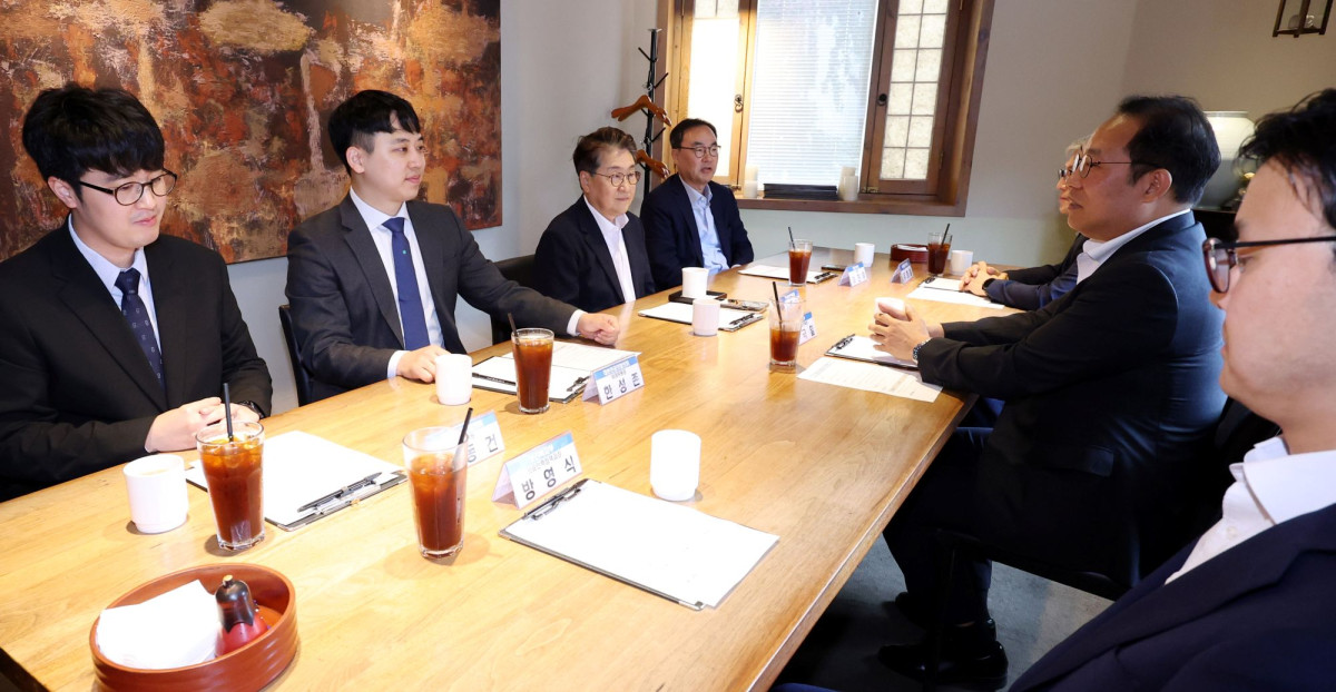 ▲김국일(오른쪽 두번째) 보건복지부 보건의료정책관과 한성존(왼쪽 두번째) 대한전공의협의회 비대위원장 등 참석자가 7일 오전 서울 종로구 달개비에서 열린 전공의 수련협의체 3차 회의 시작에 앞서 대화하고 있다. (뉴시스)