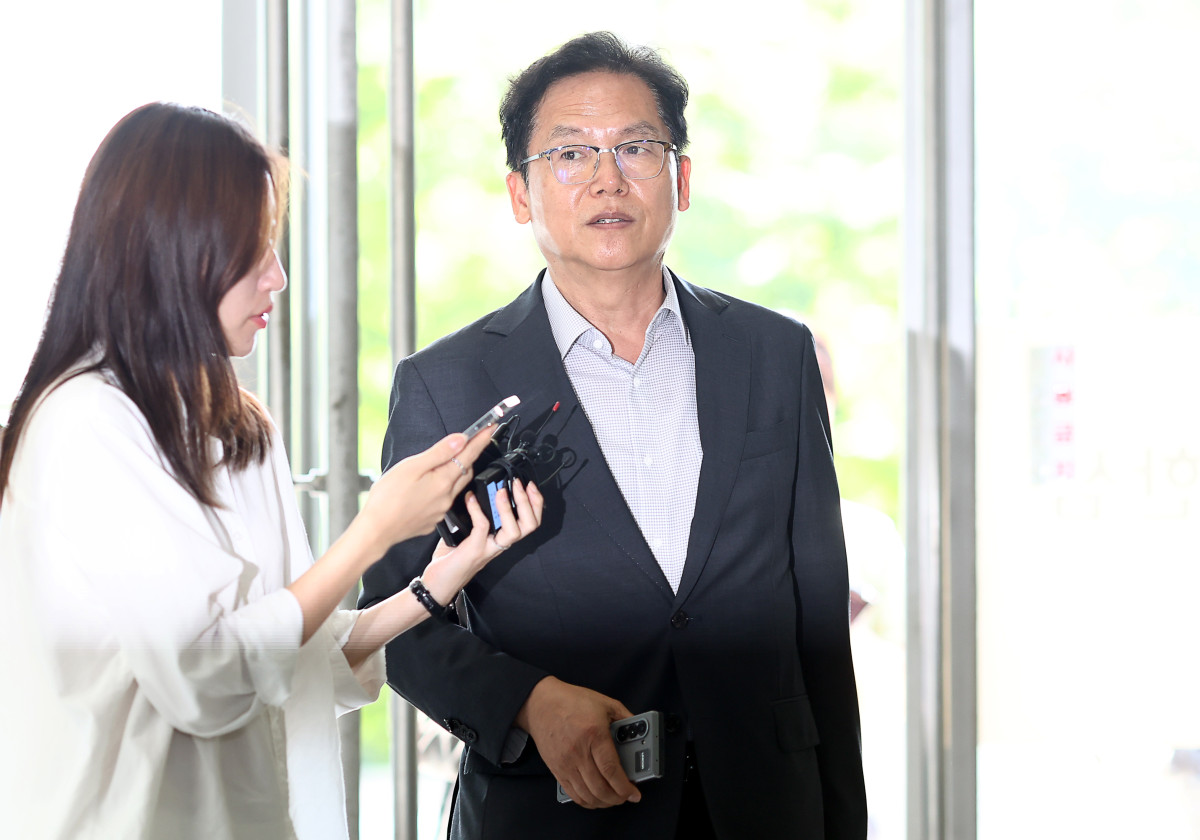 ▲임성근 전 사단장에 대해 조사 후 불송치 결정을 한 김철문 전 경북경찰청장(현 전북경찰청장)이 7일 참고인 신분으로 조사를 받기 위해 서울 서초동 순직해병특검팀으로 출석하고 있다. (연합뉴스)