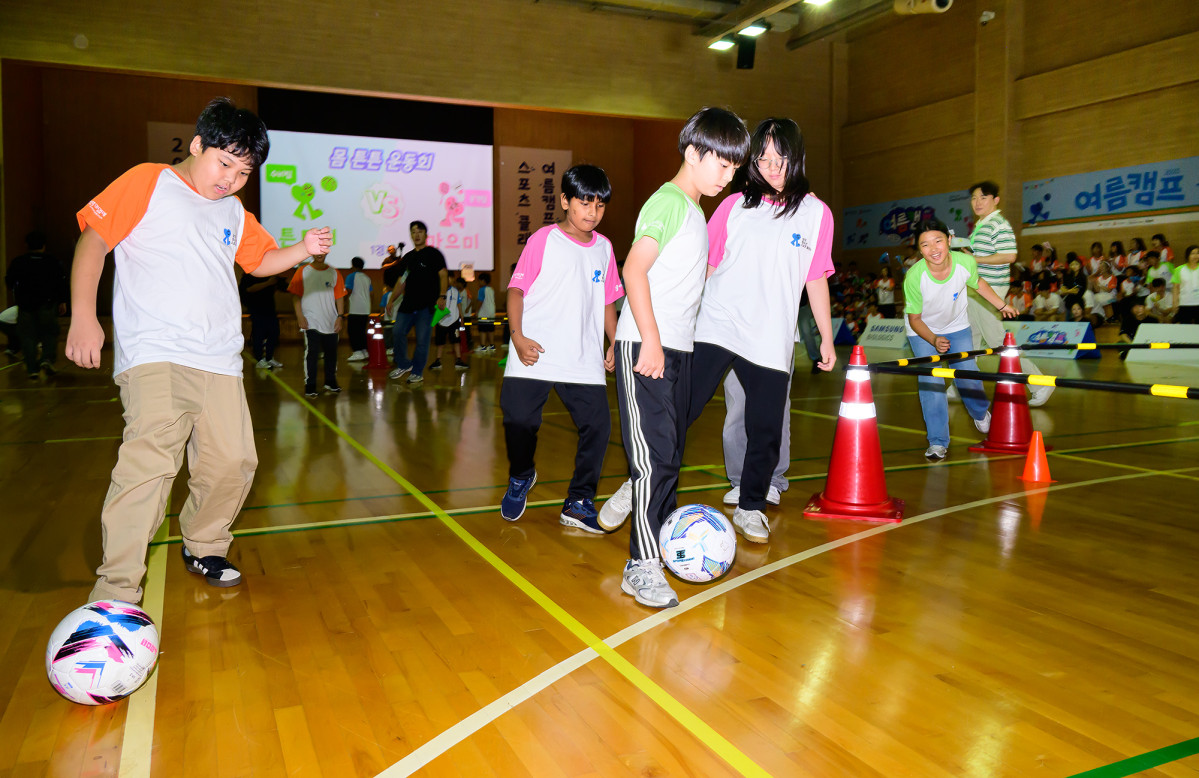 ▲제일기획은 7일 삼성화재 글로벌캠퍼스 다목적홀(경기 고양시)에서 삼성 다문화청소년 스포츠 클래스 여름캠프를 개최했다. 학생들이 축구공 드리블 게임에 참여하고 있다. (사진제공-제일기획)