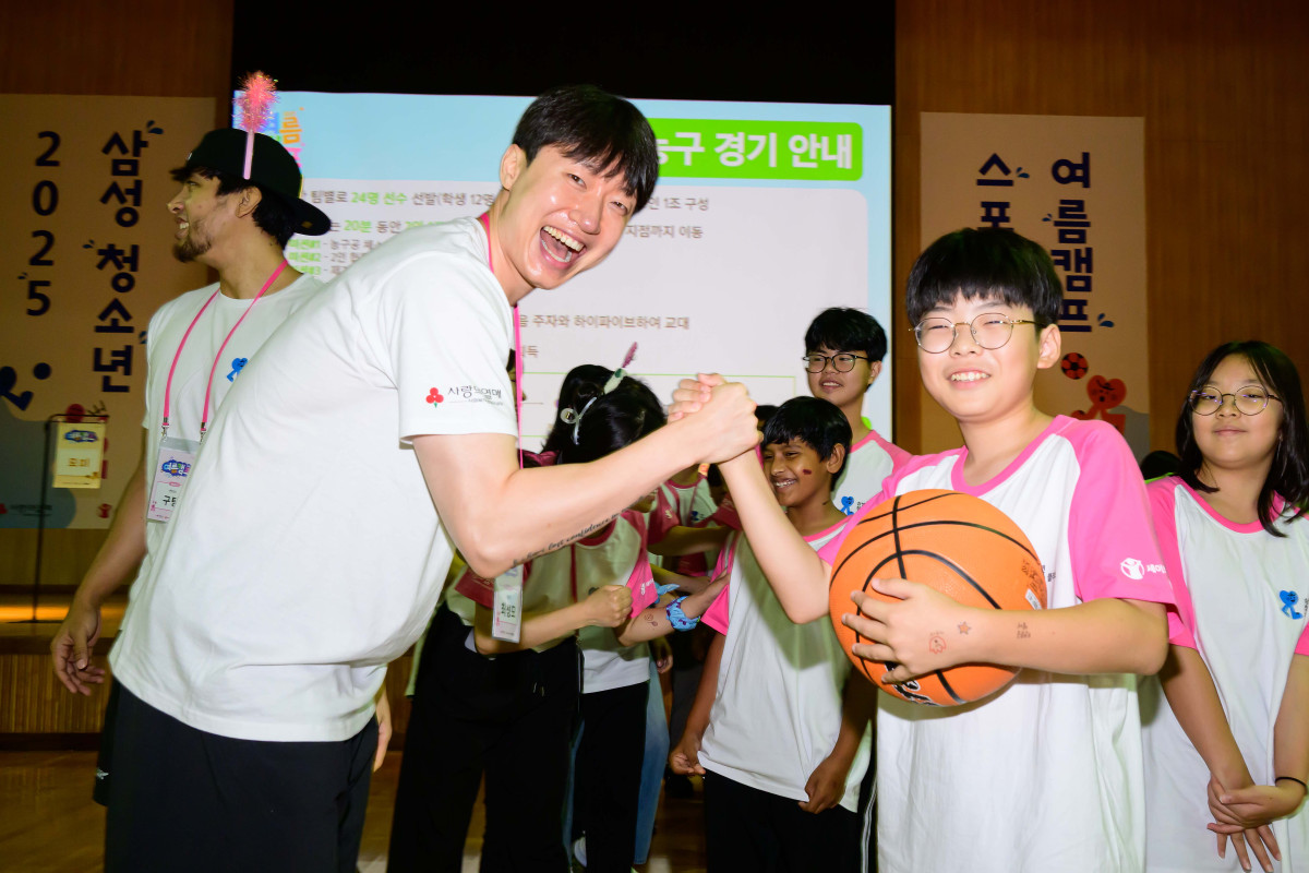 ▲제일기획은 7일 삼성화재 글로벌캠퍼스 다목적홀(경기 고양시)에서 삼성 다문화청소년 스포츠 클래스 여름캠프를 개최했다. 서울 삼성 썬더스 농구단 최성모 선수와 학생들이 포즈를 취하고 있다. (사진제공-제일기획)