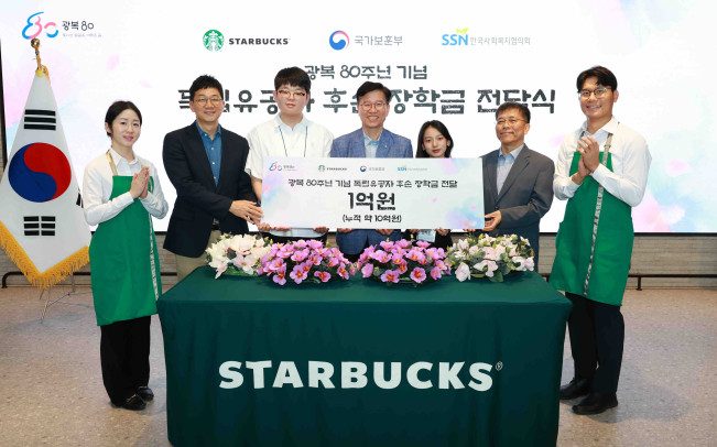 ▲7일 스타벅스 지원센터에서 열린 독립유공자 후손 장학금 전달식에서 (왼쪽부터)스타벅스 정윤조 운영담당, 독립유공자 후손 대표 이서진 학생, 국가보훈부 최병완 복지증진국장, 독립유공자 후손 대표 임하은 학생, 한국사회복지협의회 조남권 사무총장이 기념사진을 찍고 있다. (사진제공=스타벅스코리아)