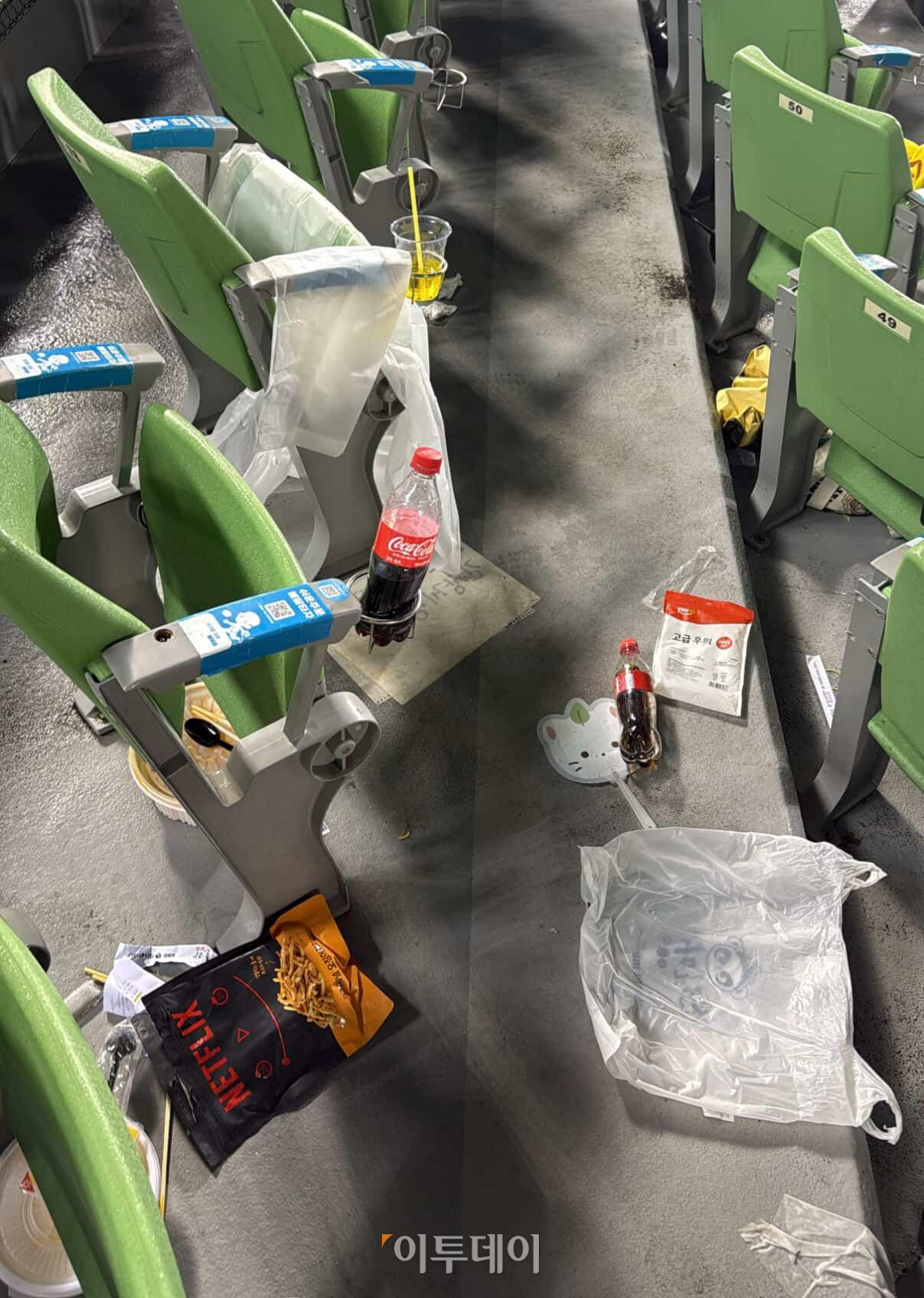 ▲6일 Mnet 오디션 프로그램 '보이즈 2 플래닛' 참가자들의 퍼포먼스가 끝난 직후 잠실야구장 관람석이 일부 비어 있다. (출처=독자 제공)