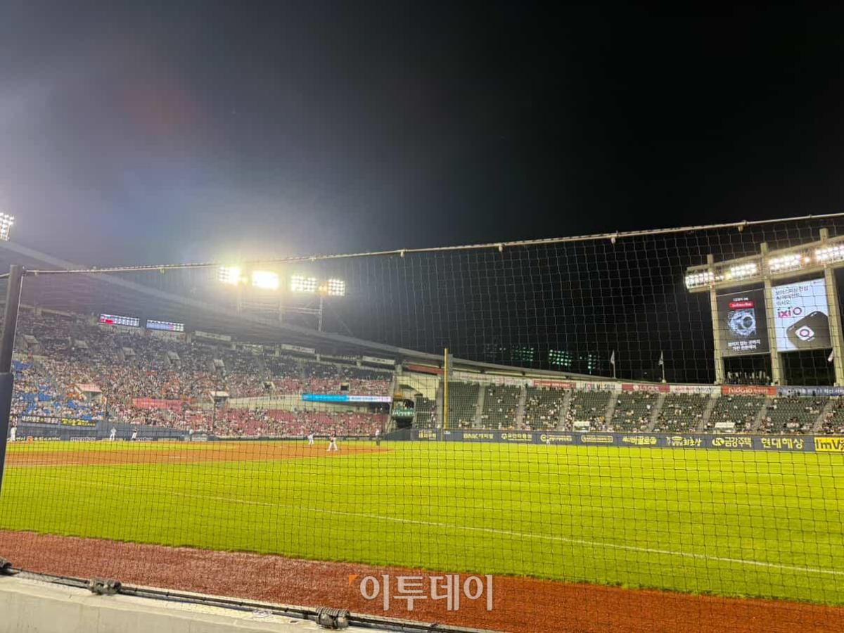 ▲6일 Mnet 오디션 프로그램 '보이즈 2 플래닛' 참가자들의 퍼포먼스가 끝난 직후 잠실야구장 관람석이 일부 비어 있다. (출처=독자 제공)