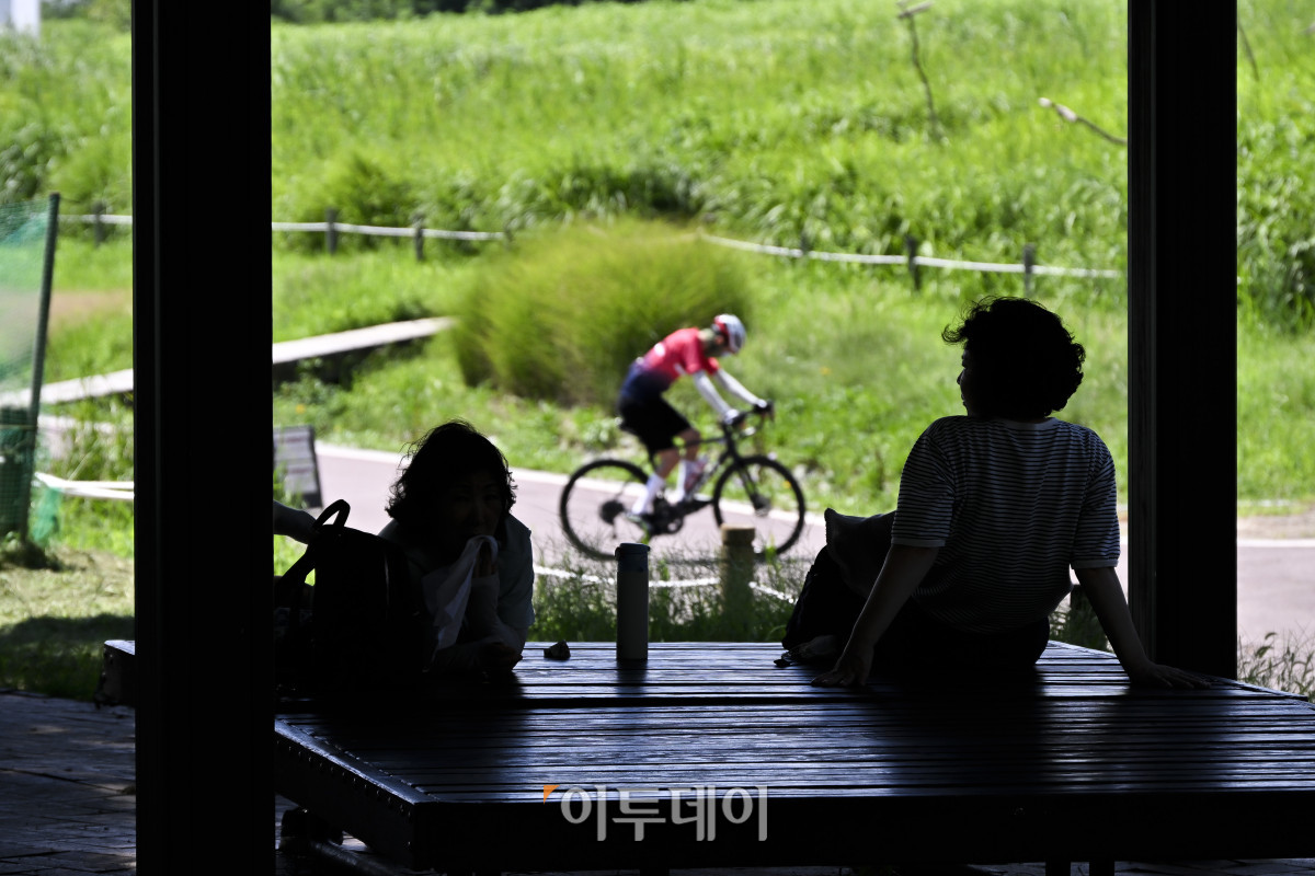 ▲가을에 접어들었음을 알리는 절기상 입추(立秋)인 7일 서울 마포구 하늘공원 정자에서 시민들이 더위를 피하고 있다. 이날 기상청에 따르면 비가 내리는 지역에서는 일시적으로 기온이 내려가겠지만, 습하고 체감온도가 높은 날씨가 이어지면서 당분간 최고체감온도가 31도 이상으로 올라 매우 무덥겠다고 밝혔다. 조현호 기자 hyunho@